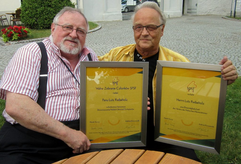 Z prawej Lutz Reibeholz z certyfikatem członka honorowego przez Marka Koczego, przewodniczącego Kapituły Członka Honorowego SPSF